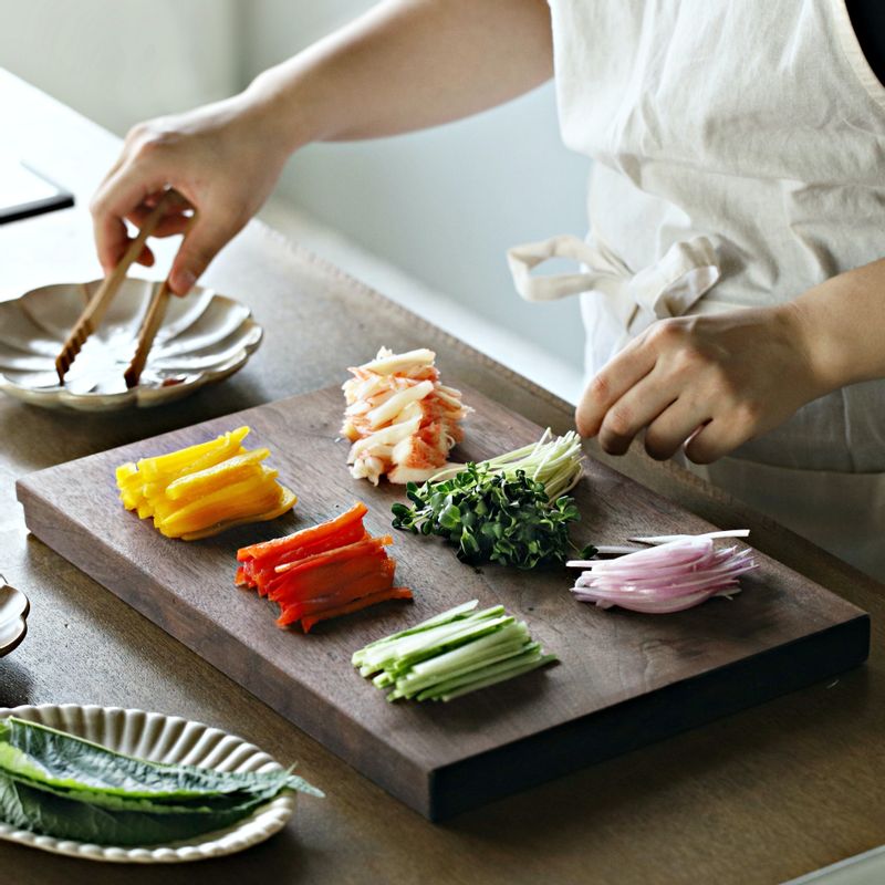 오이와 파프리카는 6cm길이로 자른 후 채를 썰어주세요. 크래미와 황도는 길이대로 먹기좋게 자르고 레드양파는 얇게 채를 썰고 찬물에 담갔다가 물기를 제거해주세요. 깻잎과 알파파(또는 무순)는 물에 깨끗이 씻어 물기를 빼주세요.