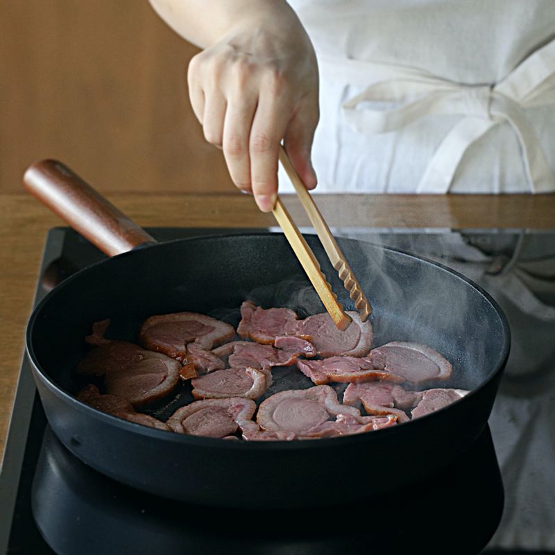 달군 팬에 훈제오리를 넣고 노릇하게 구운 후 키친타올에 올려 기름기를 빼 주세요.