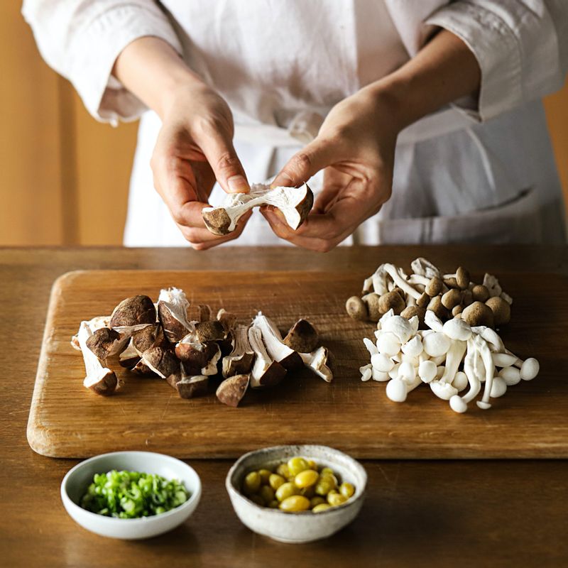 송이버섯은 표면의 흙을 털어 살짝 씻고 결대로 먹기 좋게 찟어 준비하고 백만송이버섯은 밑둥을 잘라 가닥가닥 뜯어주세요. 실파는 송송 썰고, 은행은 살짝 볶아 키친타올에 올려 살살 비벼가며 속 껍질을 제거해주세요. 볼에 양념 간장 재료를 넣고 송송 썰은 실파를 넣고 섞어 양념 간장을 준비해주세요.