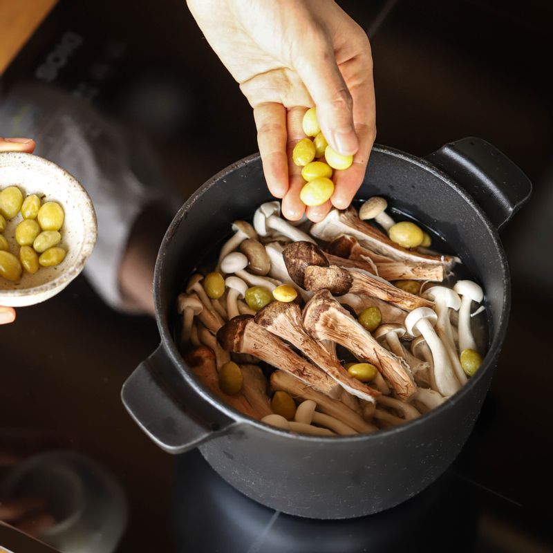 냄비에 불린 쌀을 넣고 다시마 육수를 부은 후 버섯과 은행을 돌려 담고 뚜껑을 닫고 중간불에서 끓여주세요.