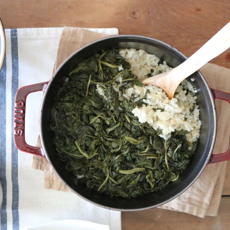 뚜껑을 덮고 센 불에 올려 끓어오르면 약한 불로 13분~15분간 끓이다 불을 끄고 그대로 10분간 뜸을 들이세요.