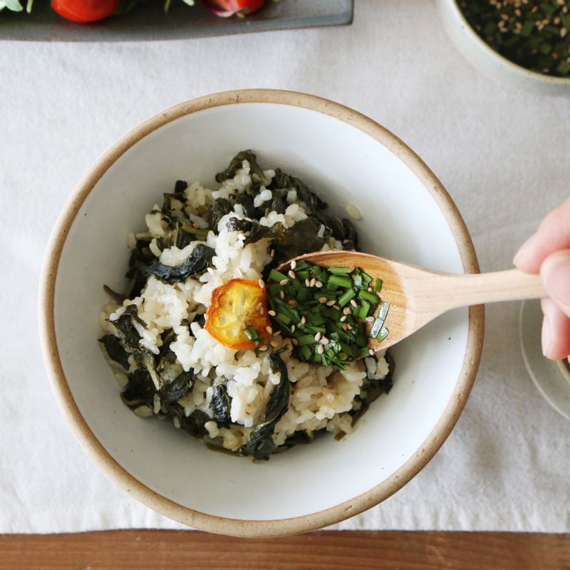 부추에 비빔간장 재료를 잘 섞은 후 밥과 함께 곁들여 내어줍니다.