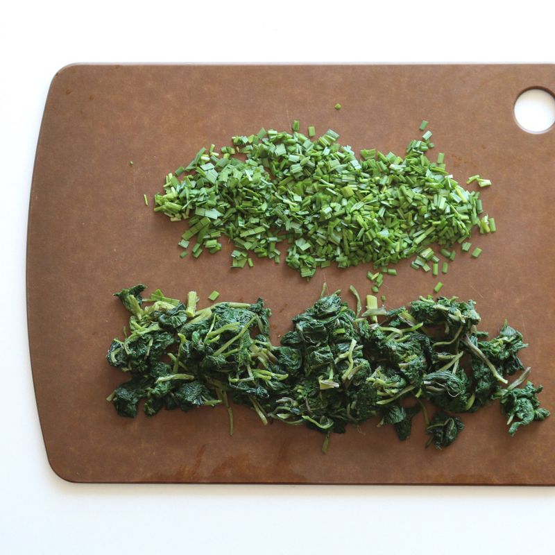 삶은 곤드레나물은 먹기 좋은 크기로 썰어 나물 양념에 조물조물 무칩니다. 부추는 잘게 썰어주세요.