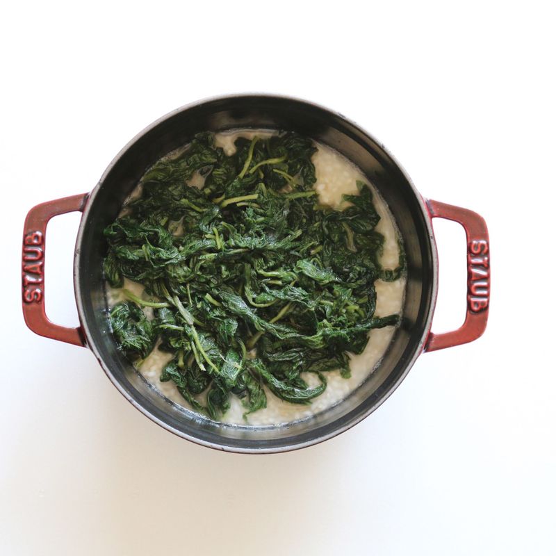 현미와 흰쌀은 깨끗이 씻은 후 현미는 반나절, 흰쌀은 30분 정도 미리 물에 불려주세요. 냄비에 쌀과 밥물을 넣고 곤드레나물을 올립니다.