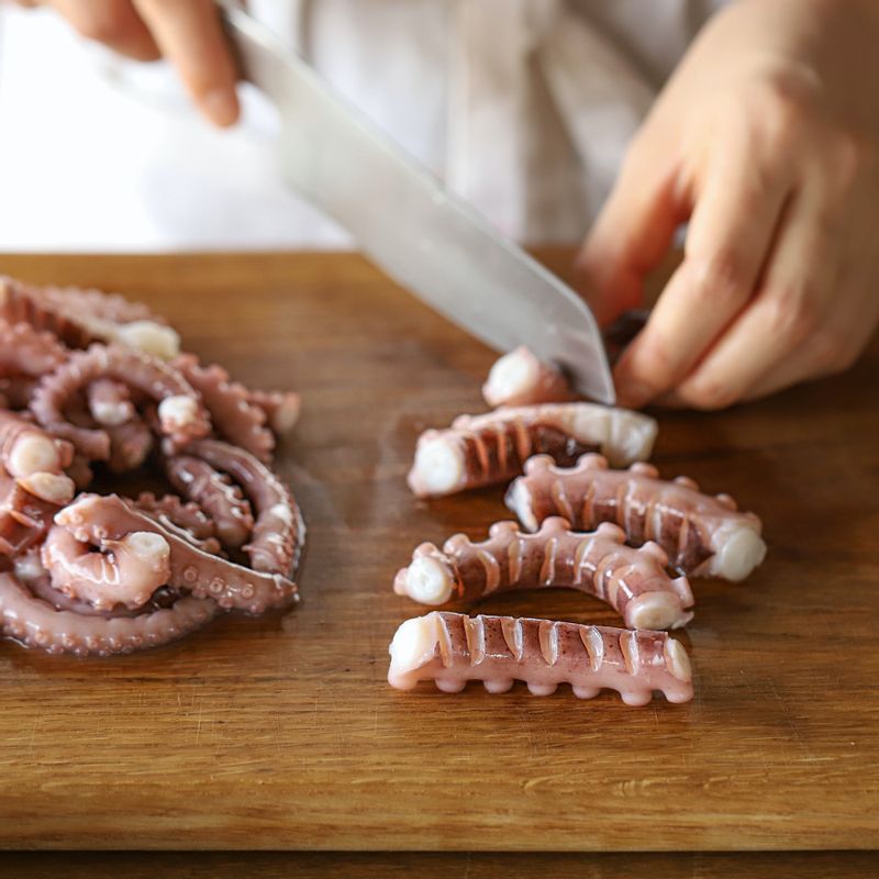 데친 낙지는 양념이 잘 베어들 수 있게 빨판 뒤쪽에 가로로 칼집을 넣고 6센치 길이로 잘라주세요.