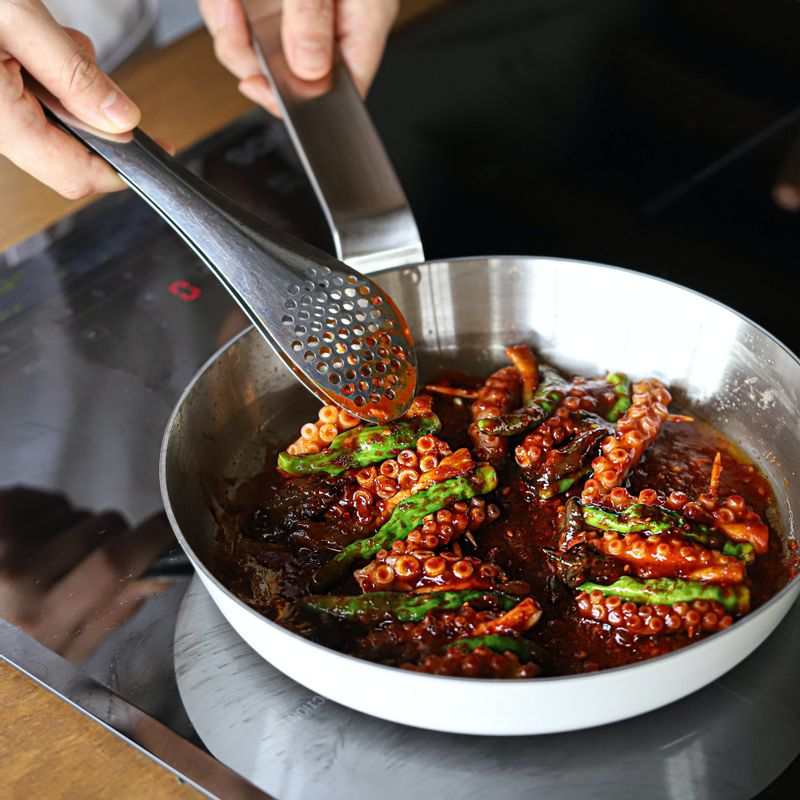 달군 팬에 약간의 식용유를 두르고 낙지꼬치를 올려 중약불로 굽다가 양념을 앞 뒤로 덧발라 가며 구워주세요.