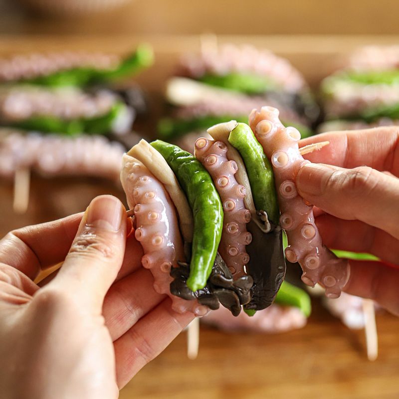 낙지-느타리버섯-꽈리고추-낙지 순으로 두 번 반복해서 꼬치에 꿰어 양념장을 앞 뒤로 골고루 발라주세요.
