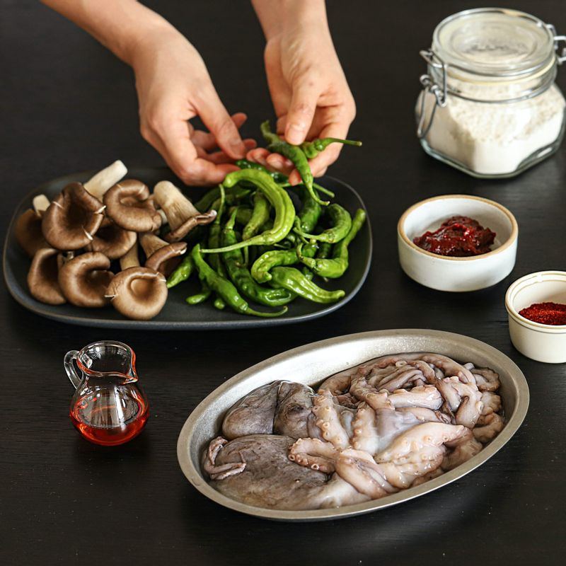 낙지꼬치구이을 위한 재료 이미지로 낙지,꽈리고추,느타리버섯,밀가루,굵은 소금 등으로 구성 되어있습니다.