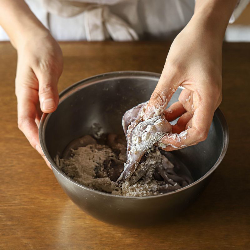 낙지는 내장과 먹물을 뺀 후 굵은 소금과 밀가루로 바락바락 문질러 씻은 다음 약간의 소금을 넣은 끓는 물에 살짝 데쳐주세요.