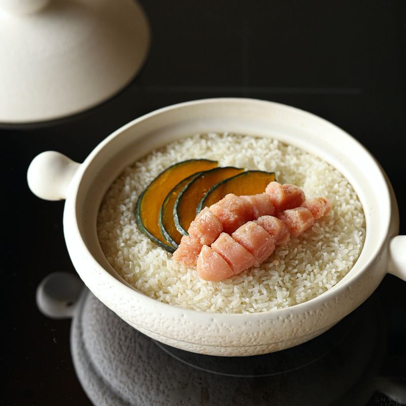 밥물이 끓어오르면 약불로 줄여 10~15분 정도 익힌 후, 불을 끄고 명란을 넣어 5~10분 정도 뜸을 들여주세요.