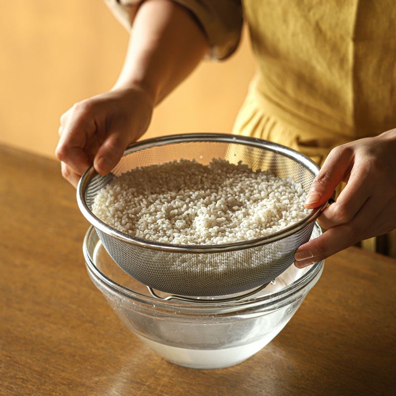 쌀을 씻어 30분 정도 불린 후 체에 받쳐 물기를 빼주세요. 
(기호에 따라 쌀과 찹쌀을 섞어 만들어도 좋답니다.)