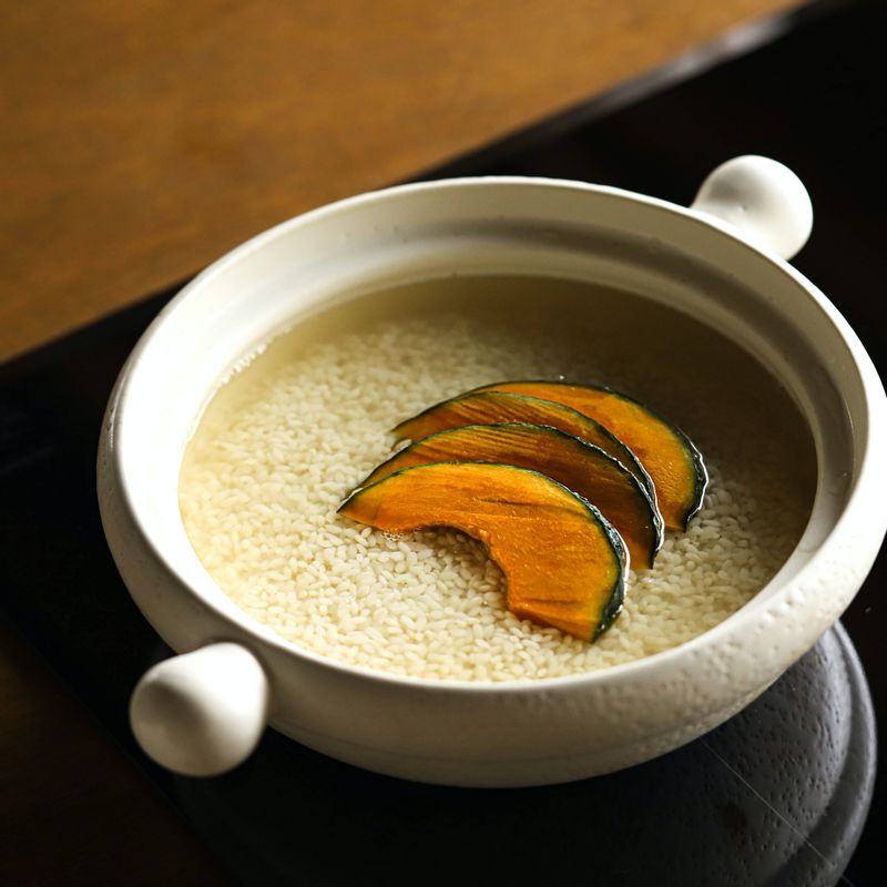 냄비에 불린 쌀과 다시마 육수를 넣고 맨 위에 단호박을 얹은 후 중불에서 끓여주세요.