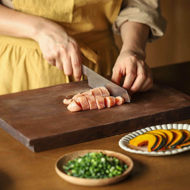 쪽파는 송송 썰고, 단호박은 껍질 째 얇게 슬라이스해주세요. 명란은 한 입 크기로 잘라주세요. 볼에 간장 양념 재료를 모두 섞어주세요.