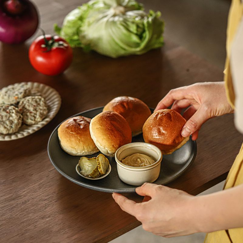 동그랑땡미니버거을 위한 재료 이미지로 모닝빵,동그랑땡(육원전),토마토,적양파,오이피클 등으로 구성 되어있습니다.