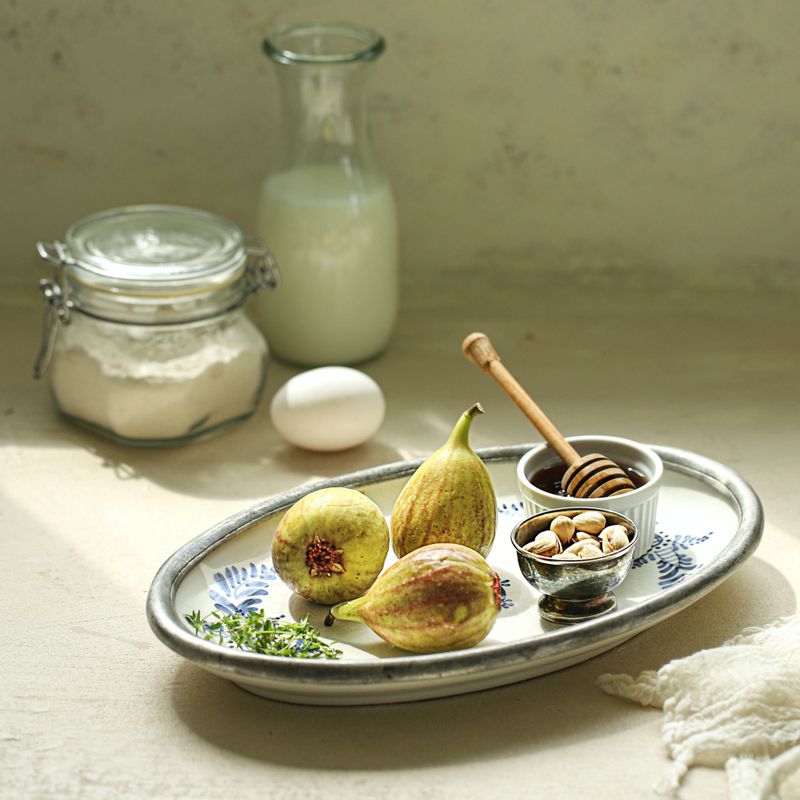 팬케이크 시리얼을 위한 재료 이미지로 핫케이크 믹스,우유,달걀,짤주머니 (또는 소스통) 등으로 구성 되어있습니다.