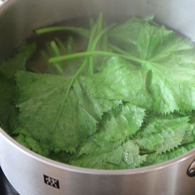 곰취 잎은 끓는 물에 소금을 넣고 살짝 데친 후 찬물에 헹궈 물기를 제거해요. 오이는 채 썰어 소금을 뿌려 놓았다가 물기를 짜주세요.