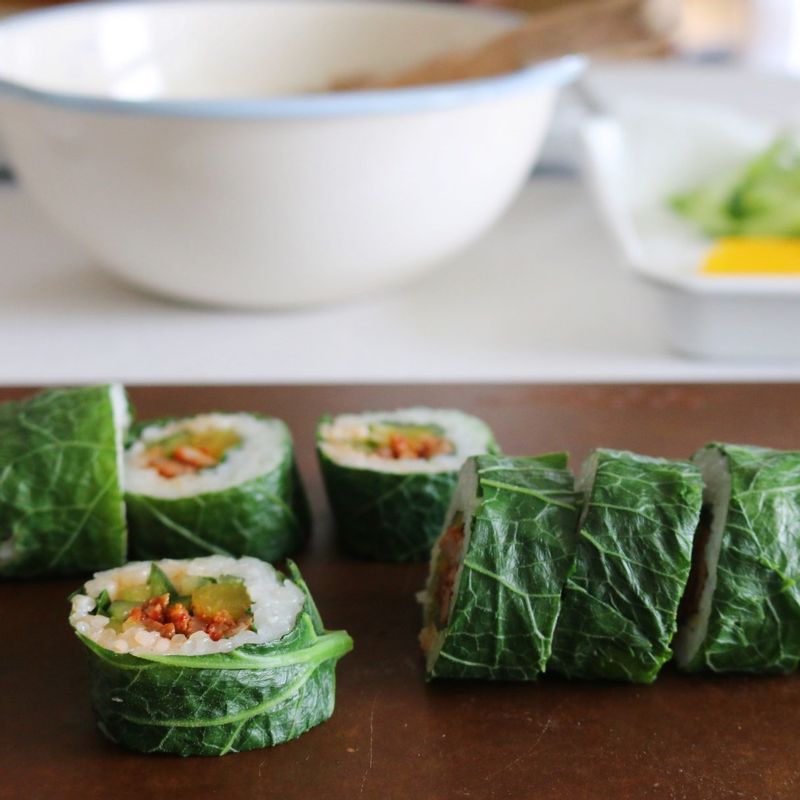 먹기 좋은 크기로 자르고 통깨를 뿌려주세요.