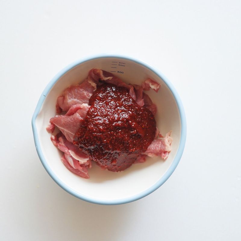 돼지고기는 양념에 30분간 재운 후 달군 팬에 넣고 물이없어질 때까지 볶아주세요.