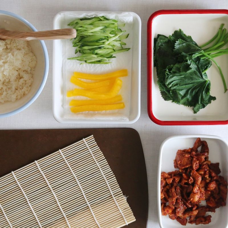 밥에 참기름과 소금을 넣어 간을 하고 쌈밥 속재료를 그릇에 담아 준비해주세요.