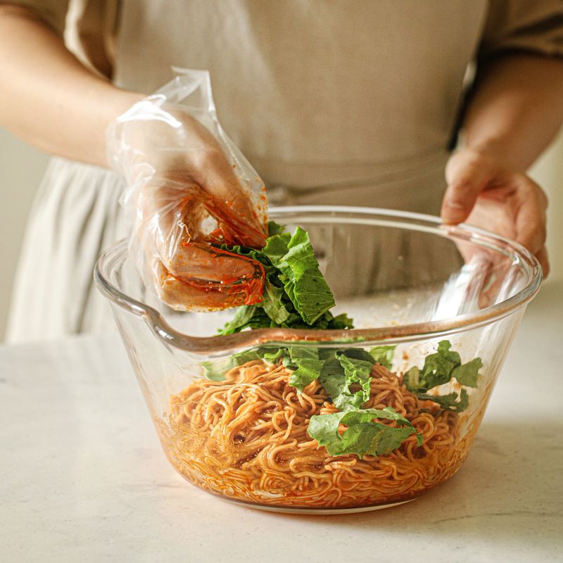 섞어둔 양념장에 중면을 넣고 고루 버무려주세요. 청상추를 넣어 가볍게 버무려주세요.