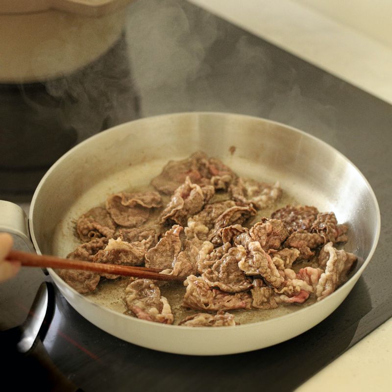 달군 팬에 차돌박이를 소금간을 하여 노릇하게 구워주세요.