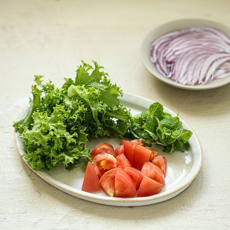 치커리와 고수는 먹기 좋게 자르고 깨끗이 씻어 물기를 제거하고 토마토는 한 입크기로 잘라주세요.
적양파 반은 얇게 슬라이스하고 찬물에 담갔다가 매운맛을 뺀 후 물기를 제거해주세요.