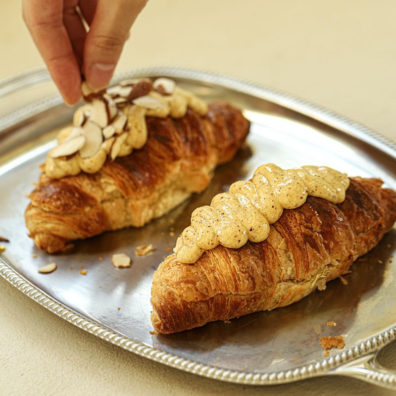 윗면에도 아몬드 크림을 (2큰술) 펴 바른 뒤, 아몬드 슬라이스를 뿌려 묻혀 주세요.