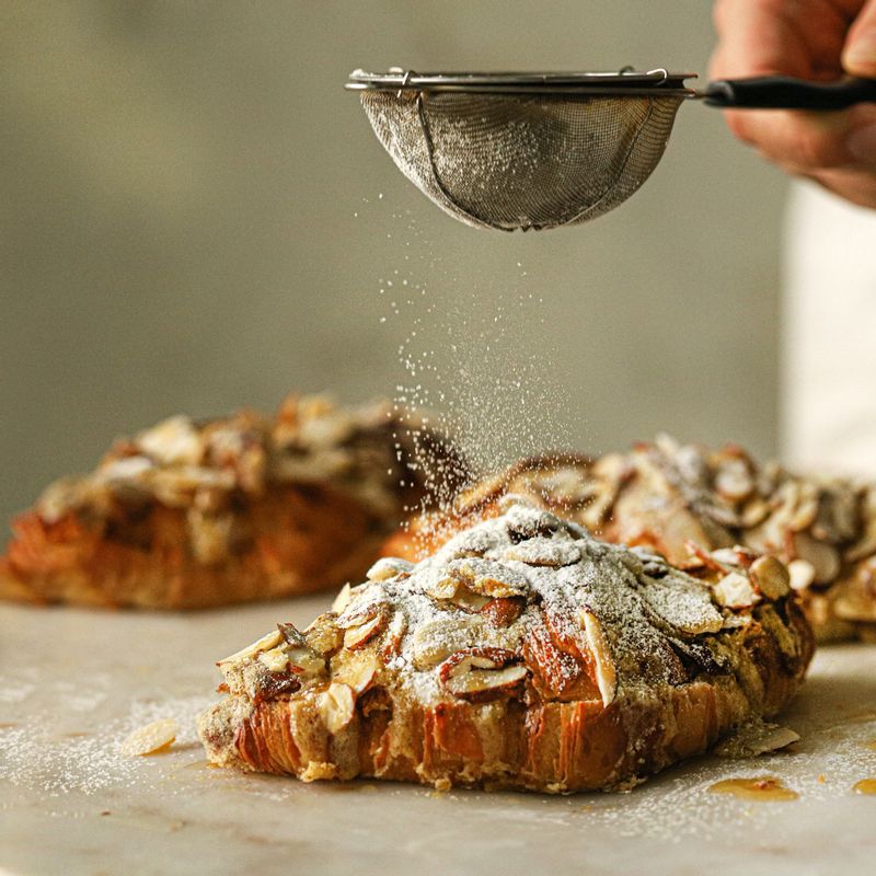 오븐에서 꺼내 충분히 식힌 후, 슈가파우더를 뿌려주세요.