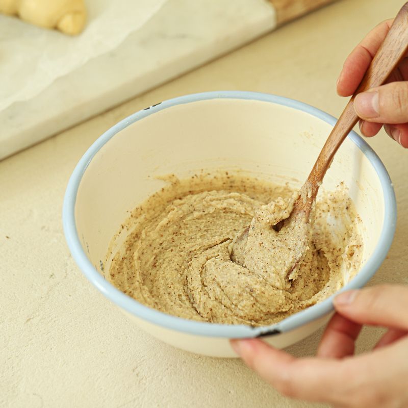 갈아둔 재료를 볼에 담고, 실온 버터를 두 번에 나누어 넣어 섞어주세요.