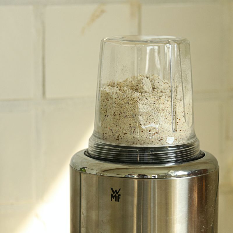 아몬드 슬라이스 한 컵과 밀가루 1큰술, 설탕 1/2컵을 차퍼에 넣고 갈아주세요.