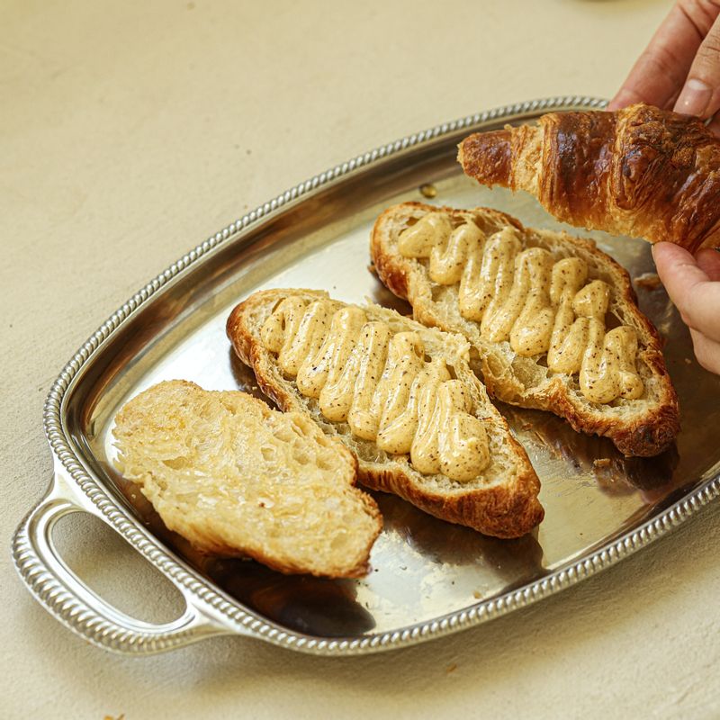 시럽을 바른 면에 아몬드 크림을 (2큰술 정도) 발라 주세요.