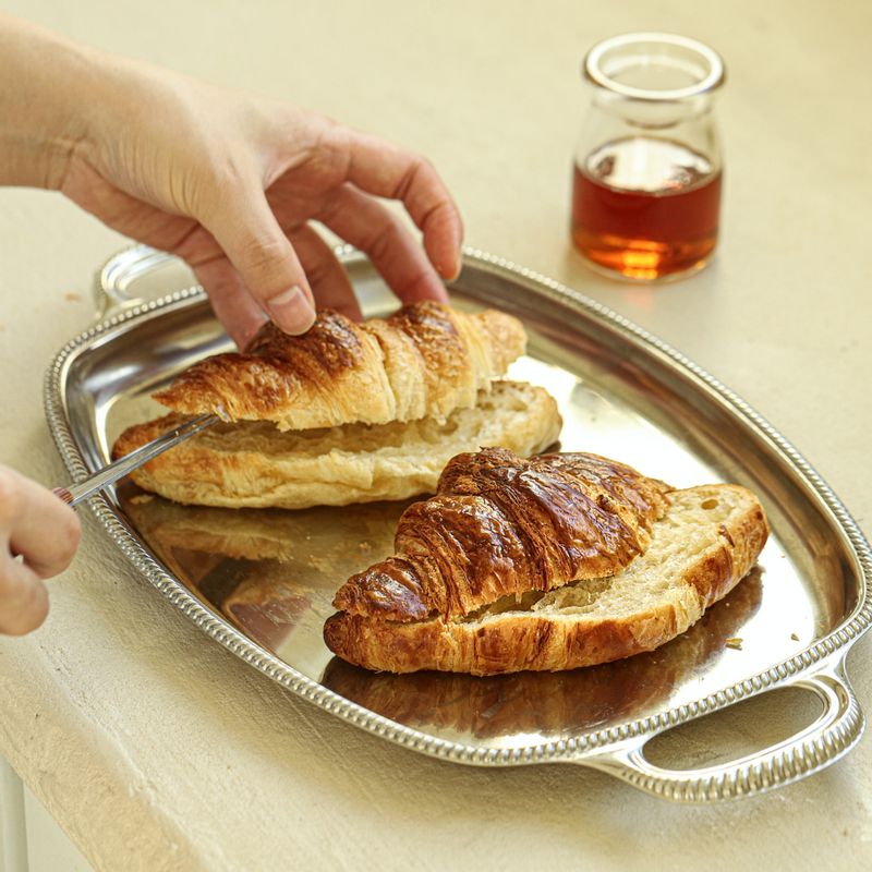 구운 크루아상을 반으로 가른 후 한쪽 면에 메이플 시럽을 발라주세요.