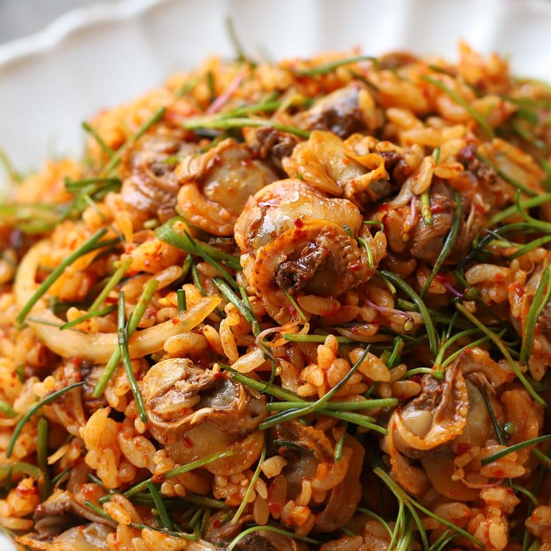 밥에 참기름과 통깨를 뿌린 후 맛있게 비셔드세요.