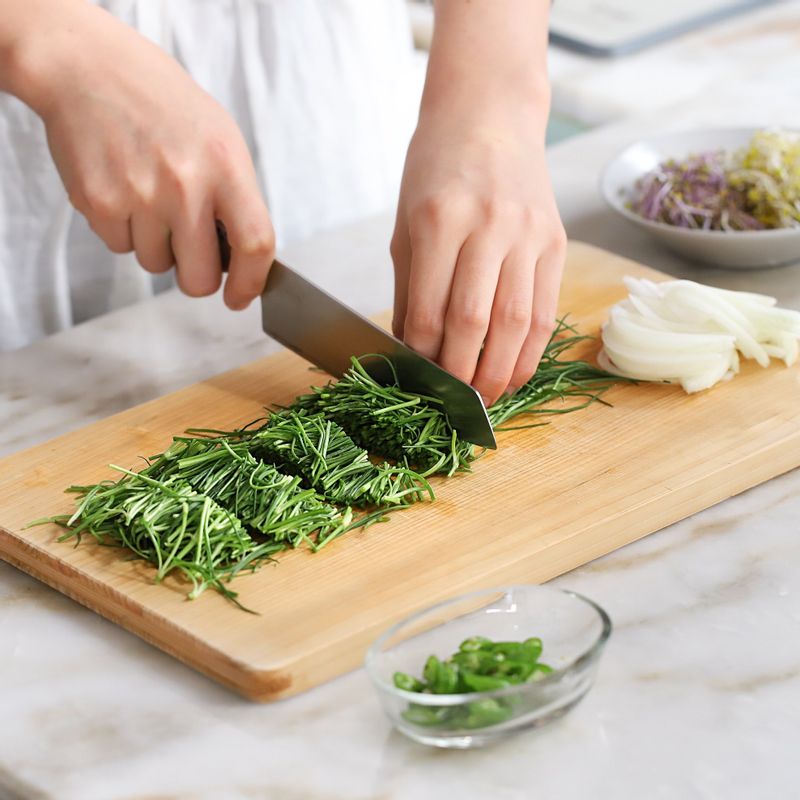 양파는 얇게 채썰고, 청양고추는 어슷 썰어주세요. 세발나물과 어린잎채소는 먹기 좋게 잘라 찬물에 담갔다가 물기를 제거합니다.