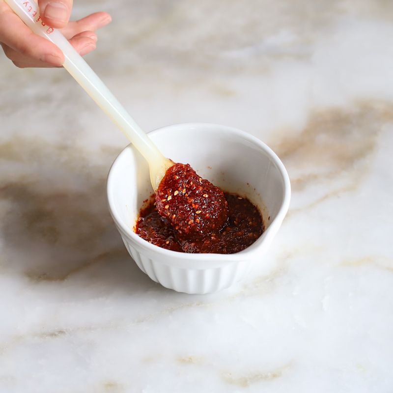 양념장 재료를 모두 섞어 양념장을 만들어주세요. 준비한 그릇에 밥을 담고 꼬막과 채소, 양념장을 넣어주세요.