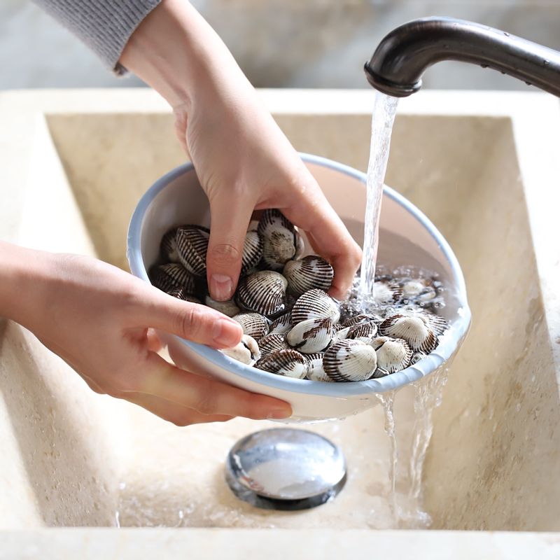 꼬막은 흐르는 물에 깨끗이 씻은 후 소금물에 2시간 정도 담가 해감해주세요.