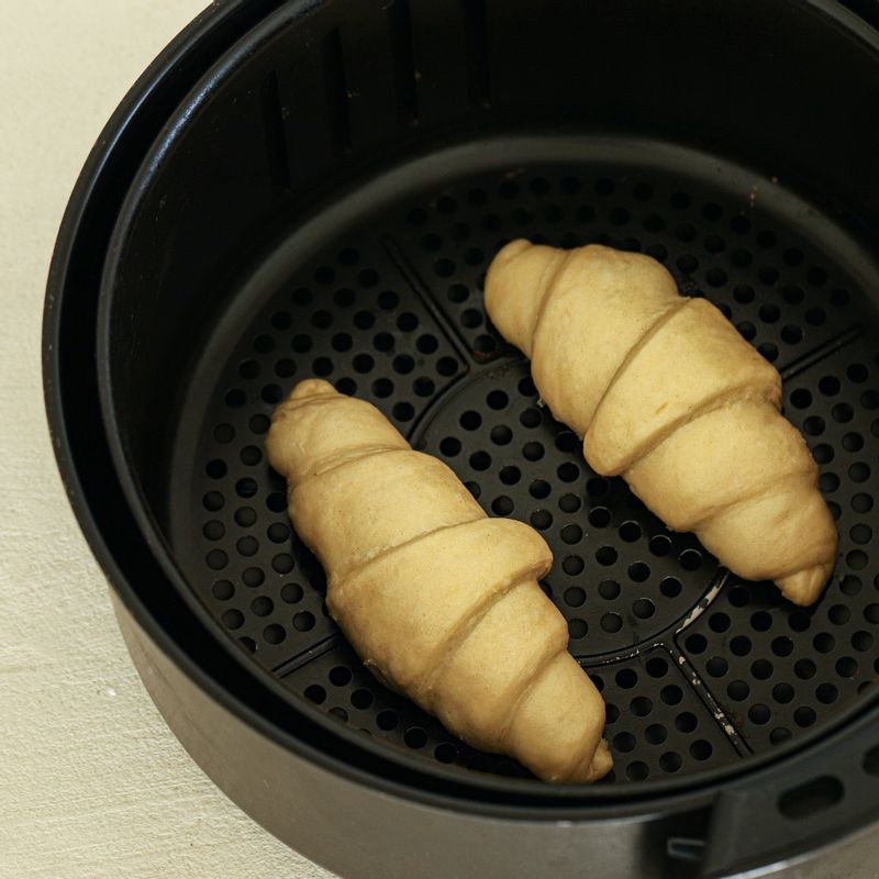 크루아상 생지는 에어프라이어 또는 오븐에 넣어 180도에서 10분 정도 노릇하게 구워주세요. 
(오븐이나 에어프라이어에 따라 성능이 다를 수 있으니 온도나 시간은 보면서 조절해주세요.