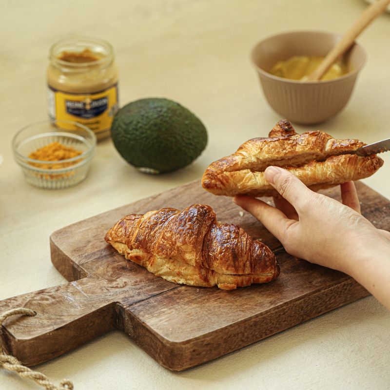 크루아상은 반으로 자르고, 볼에 소스 재료는 섞어주세요.