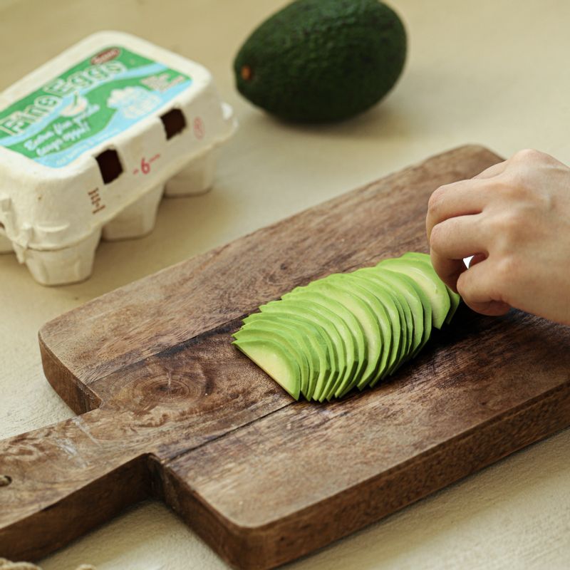 아보카도는 반으로 잘라 씨를 뺀 후 껍질을 벗겨 얇게 슬라이스 해주세요.