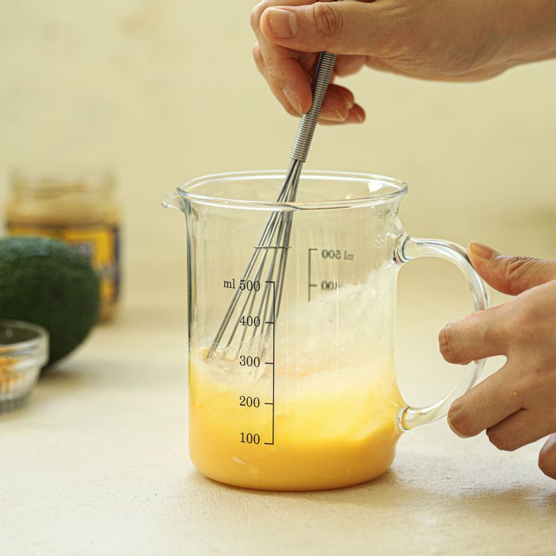 볼에 스크램블 에그 재료를 섞은 후 달군 팬에 달걀물을 넣어 부드럽게 스크램블 에그를 만들어주세요.