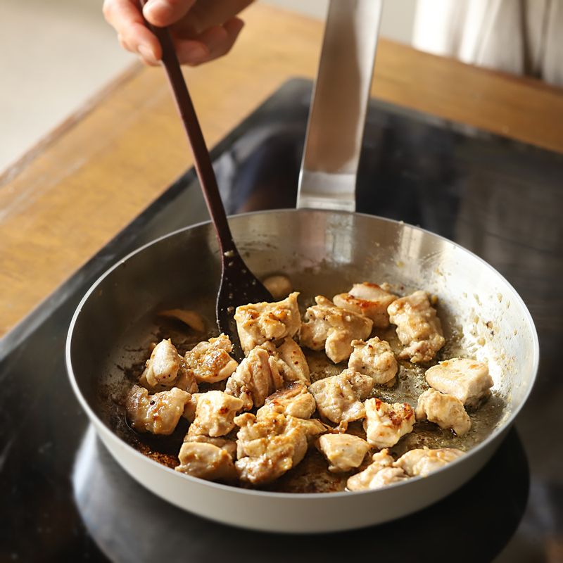 달군 팬에 버터(1큰술)와 닭고기를 넣어 노릇하게 굽다가 중약불에서 은근히 속까지 익혀주세요.