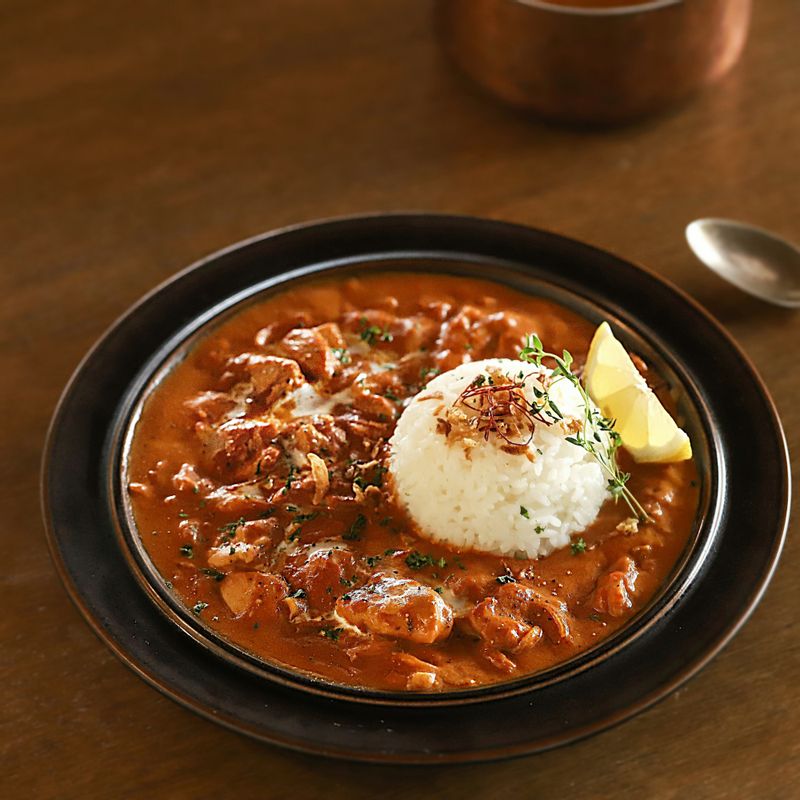 접시에 밥을 담고 완성된 카레를 얹은 후 약간의 생크림을 카레 위에 둘러주고 파슬리가루를 뿌려주세요.