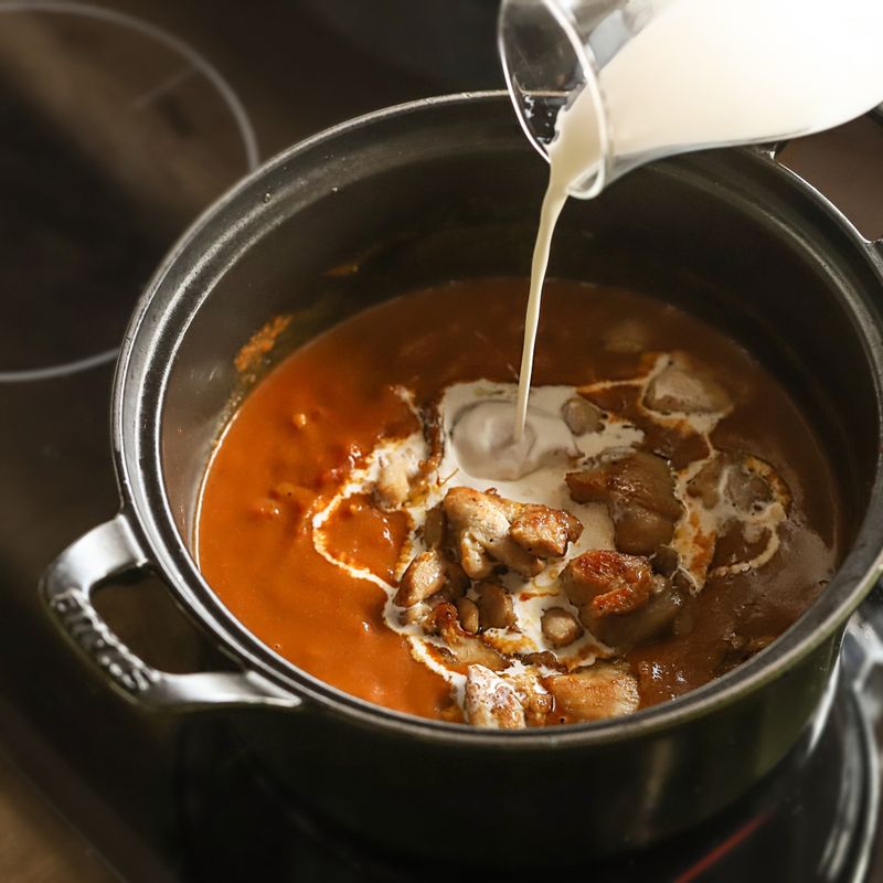 고형카레가 녹으면 구운 닭고기와 생크림(1/3컵)을 넣고 약한불에서 저어가며 한소끔 끓여 마무리해주세요.
(tip 카레의 농도는 생크림을 가감해서 조절해주세요.)