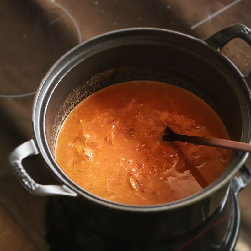 치킨육수를 넣고 중약불에서 저어가며 8분 정도 끓여준 후 불을 끄고 고형카레를 넣어 잘 저어가며 녹여주세요.