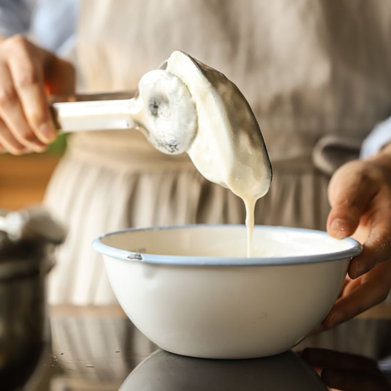 볼에 튀김 반죽 재료를 넣어 섞고 가지에 전분가루-튀김반죽 순으로 묻혀 170도로 달군 기름에 튀긴 후 센불에서 한번 더 바삭하게 튀겨주세요.