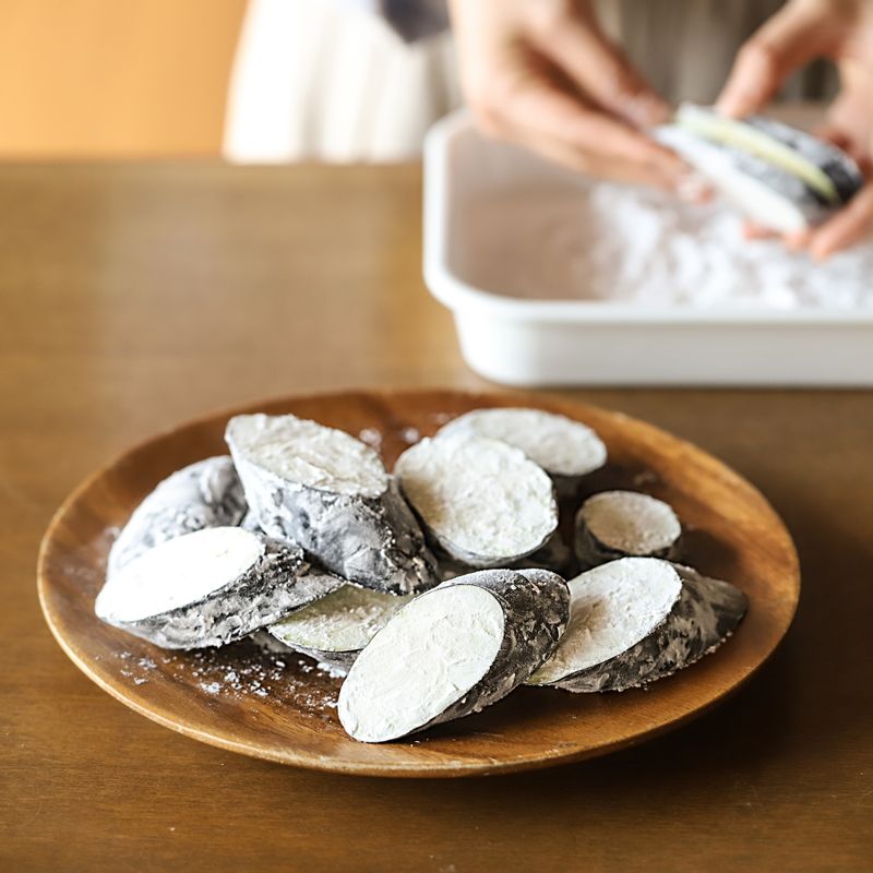 가지의 겉부분과 칼집 사이에 전분가루를 뿌리고 칼집 사이에 밑간한 돼지고기를 넣어주세요.