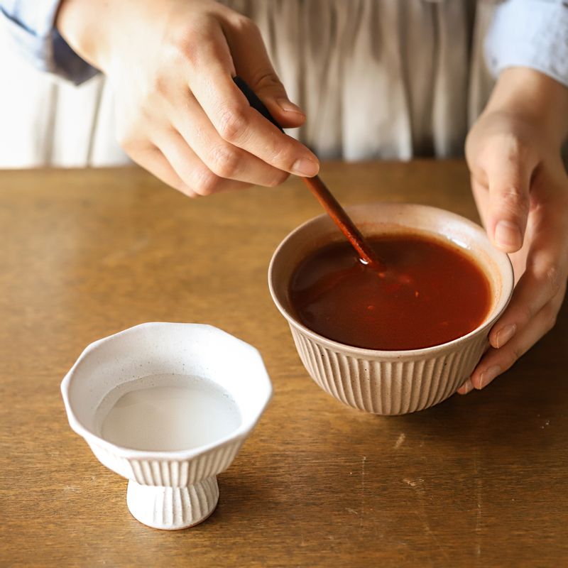 볼에 소스 재료를 넣어 섞어주세요. 전분물 재료를 섞어 전분물을 만들어주세요.