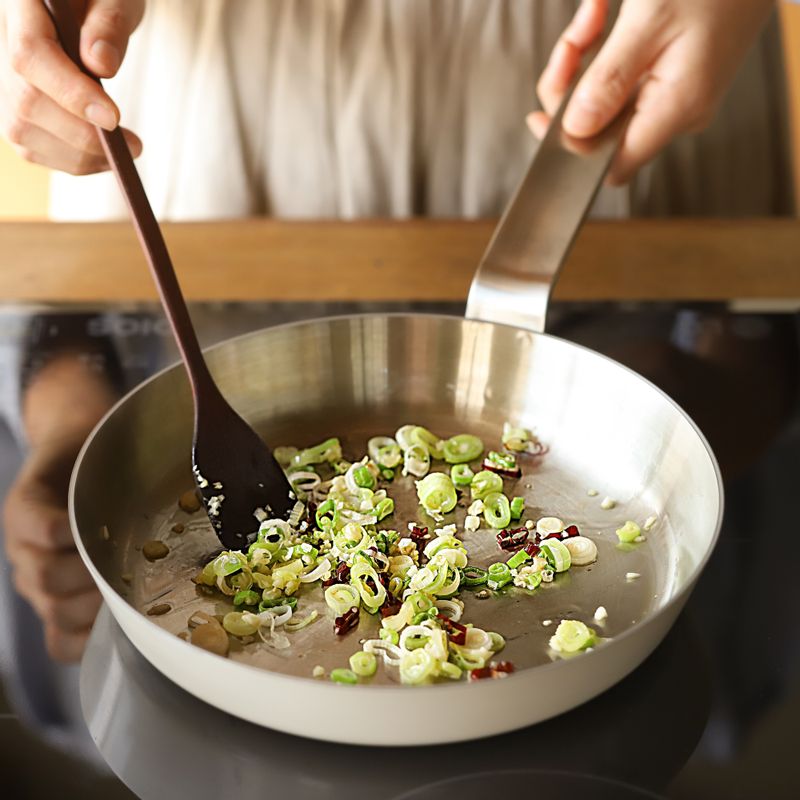 냄비에 약간의 기름을 두르고 잘게 썰은 마늘과 대파, 건고추를 넣어 볶다가 당근과 청양고추를 넣어 함께 볶고 소스 재료를 넣어 한소끔 끓인 후 녹말물을 넣어 걸쭉해지면 불을 꺼주세요.