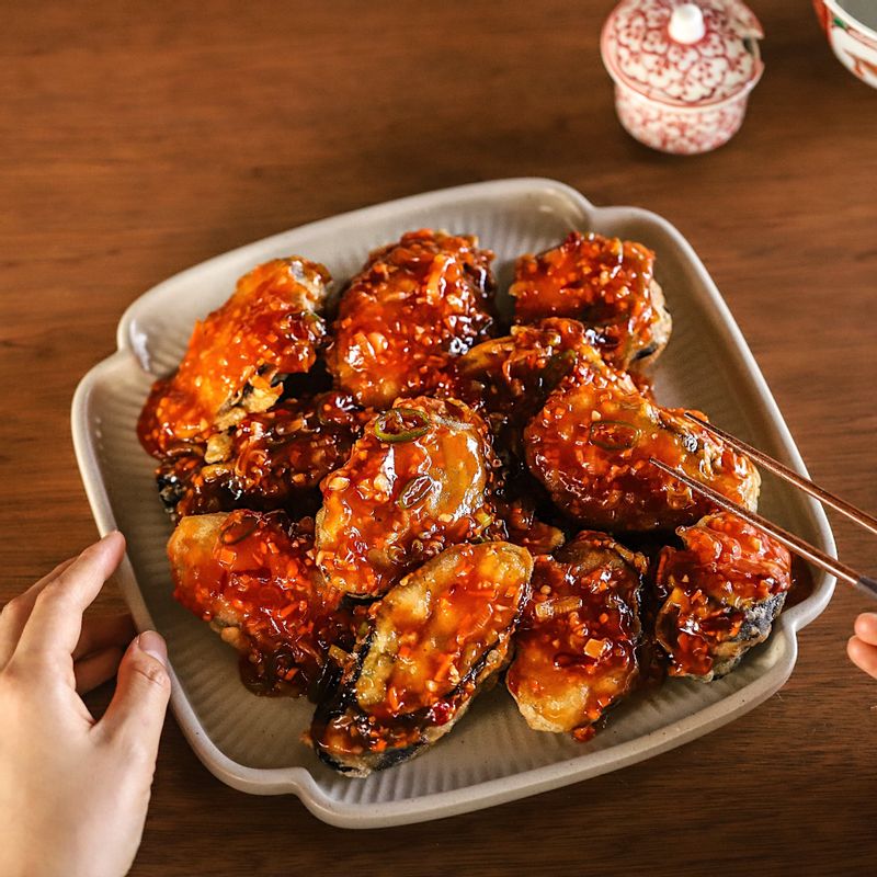 접시에 튀긴 가지를 담고 소스를 얹어주세요.