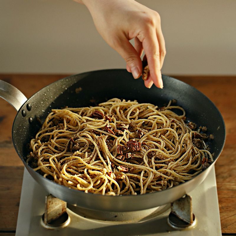 볶아둔 미국 피칸과 버섯을 넣어 로즈마리잎을 올려 완성해 주세요.